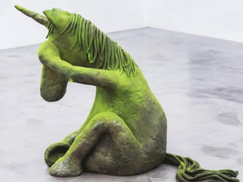 Die Skulptur eines weinenden Einhorns