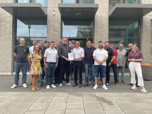 Der Ortsvorstand der IG Metall Hannover und Dr. Jens Binner vor dem ZeitZentrum Zivilcourage