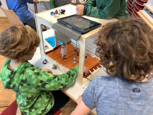 Kinder erstellen einen Trickfilm mit dem iPad.