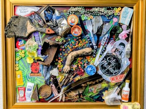 Zu sehen ist eine Collage von Marion Sommerschuh aus Gegenständen, die in einem goldenen Rahmen eingefasst sind.