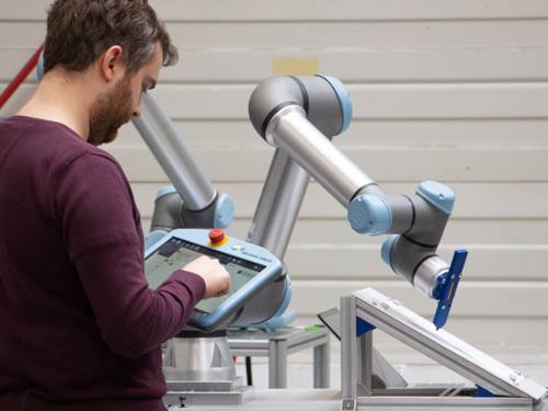 Ein Mann programmiert einen Roboter