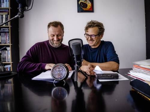 Zu sehen sind „Bob Andrews“-Sprecher Andreas Fröhlich und Hörspielmacher Kai Schwind bei einer Aufnahme für den Podcast „Haschimitenfürst – Der Bobcast“.