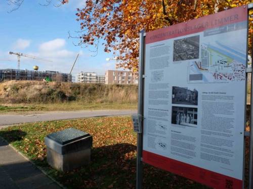Gedenkstein mit der städtischen Informationstafel zur Geschichte des KZ Limmer, 2021