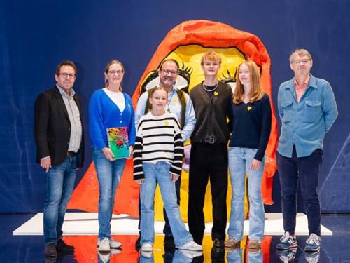 Die Familie Held mit den Kuratoren der Ausstellung „Niki. Kusama. Murakami. Love You for Infinity“ im Sprengel Museum