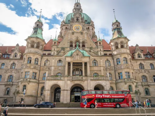Stadtrundfahrt vor dem Neuen Rathaus