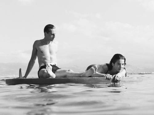 Ein Paar auf einer Plattform auf dem Wasser.