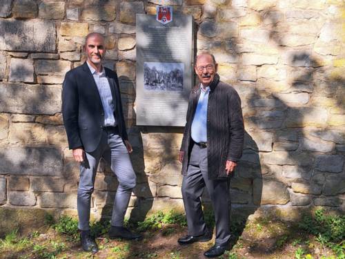 Zwei Männer auf einem Friedhof.
