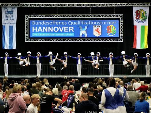 Karnevalstänzer auf einer Bühne während eines Tanzturniers