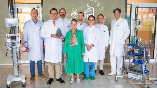 Medizinisches Personal posiert für die Kamera.