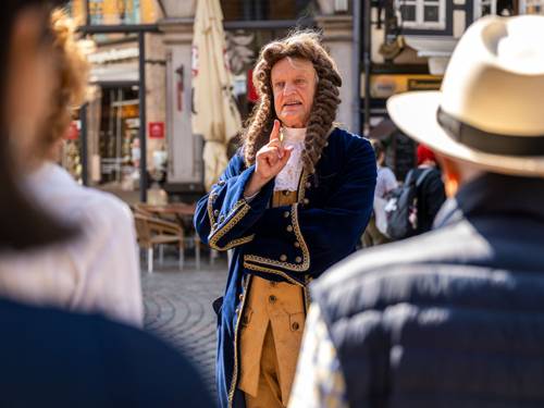Rainer Künnecke verkleidet als Gottfried Wilhelm Leibniz während einer Führung in der Altstadt