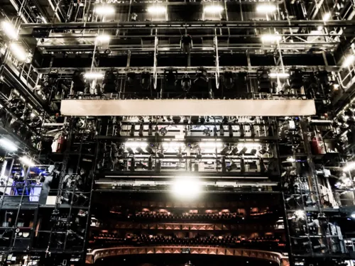 Bühnentechnik im Opernhaus Hannover von der Bühne aus gesehen.