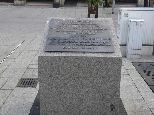 Gedenkstein für das alte Gewerkschaftshaus Hannover in der Goseriede, 2020