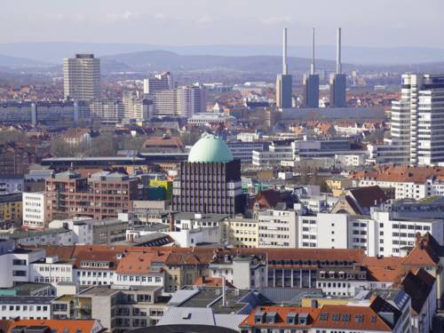 Luftbild, zu sehen ist das Anzeigerhochhaus und die "drei warmen Brüder".