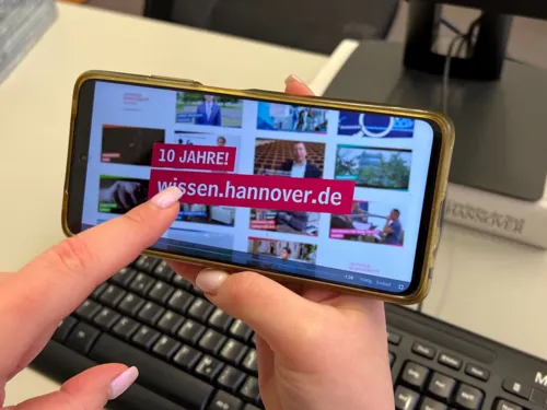 H&auml;nde halten Smartphone