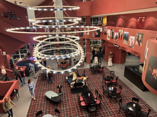 Blick vom Balkon ins Foyer des Schauspielhauses Hannover.