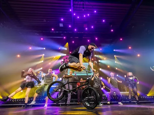 Eine Momentaufnahme aus der modernen Zirkusshow „Breakin‘ Circus“