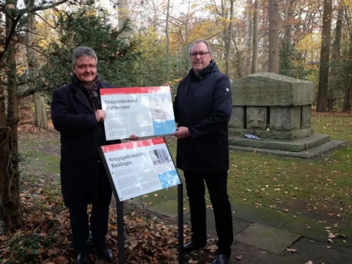 Andreas Markurth, Stadtbezirksbürgermeister Ricklingen, und Dr. Jens Binner, Direktor des ZeitZentrumZivilcourage, enthüllen die Erklärtafeln für die Kriegerdenkmale in Ricklingen und Wettbergen
