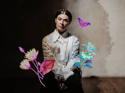 Portraitaufnahme einer Frau, Blüten und ein Schmetterling wurden grafisch hinzugefügt.