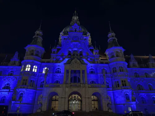 Am 20. November 2025 erstrahlte das Rathaus in Hannover anlässlich des Internationalen Tags der Kinderrechte in Blau.