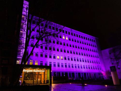 Das Regionshaus leuchtet violett.