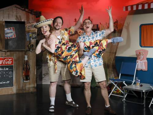 Zwei Männer halten eine Frau im Arm.