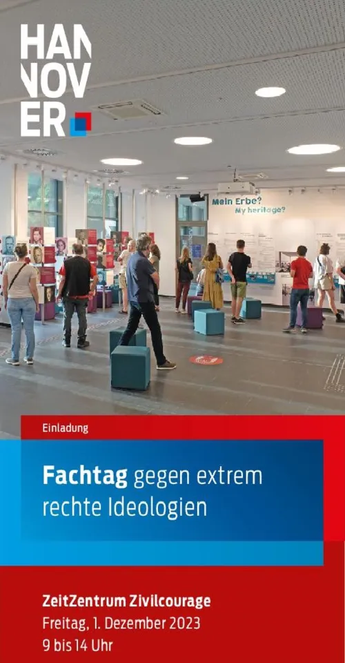 Deckblatt eines Flyers mit dem Titel "Fachtag gegen extrem rechte Ideologien". In der oberen Bildhälfte das Bild eines Ausstellungsraumes, durch den mehrere Menschen gehen.