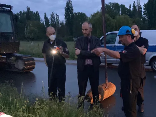 Sprengmeister Marcus Rausch erklärt OB Onay und Feuerwehrchef Rohrberg die Vorgehensweise bei der Bombenenstchärfung