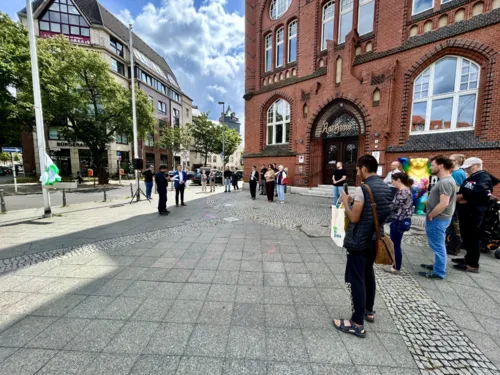 Die Friedenskraniche der Aktion von Steps for Peace wurden an Bezirksbürgermeister Martin Schaefer bei der Mayors for Peace Flaggenhissung überreicht