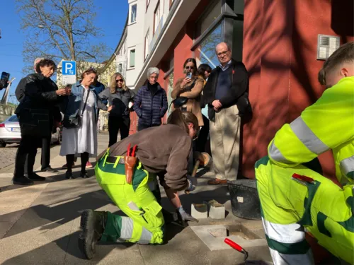 Verlegung der Stolpersteine für die Familie Neuberg