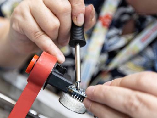 Teilnehmer beim Werken