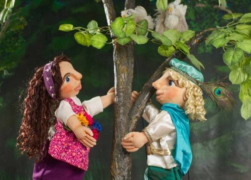 Zwein Handpuppen, eine Frau und ein Prinz