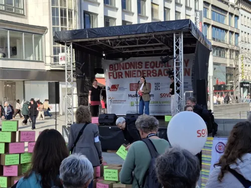Blick auf die Bühne: Equal Pay Day-Bündnis setzt ein Zeichen für die gerechte Bezahlung von Frauen in Niedersachsen.