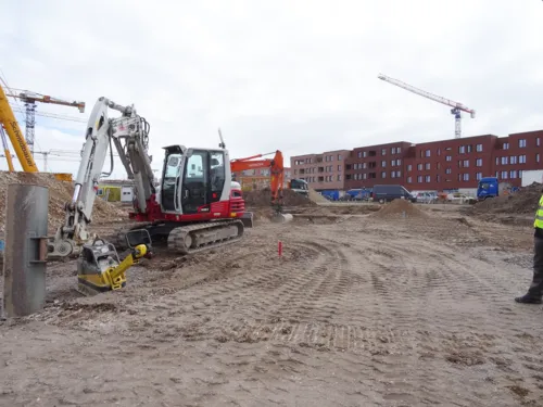Bagger in einem Baugebiet.