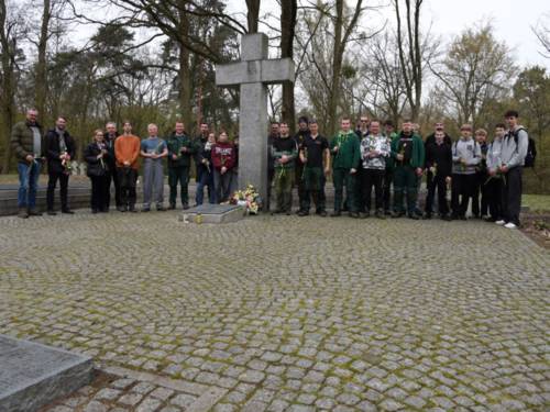 Jugendliche aus der Region Hannover und dem Landkreis Posen kümmern sich gemeinsam um Gedenkstätten.