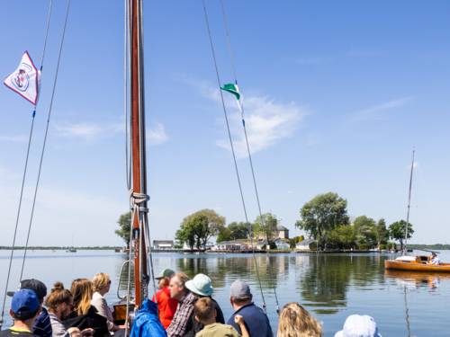 Ein Boot bringt Ausflügler*innen zur Insel Wilhelmstein im Steinhuder Meer.