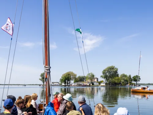 Ein Boot bringt Ausfl&uuml;gler*innen zur Insel Wilhelmstein im Steinhuder Meer.