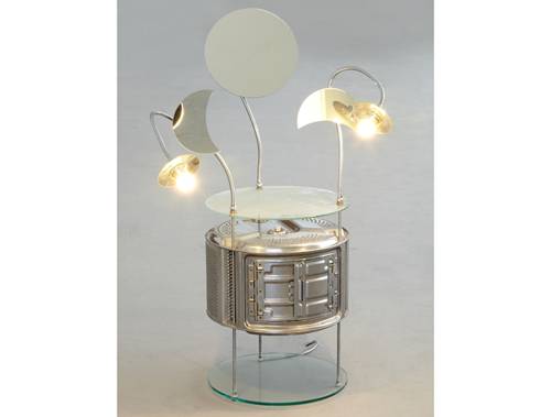 Schminktisch Luna, Waschmaschinentrommel, Gewindestangen, Beleuchtung, Glasplatte, Entwurf und Ausführung: STILETTO, Pseudonym für Frank Schreiner (* 1959), 1983/89
Museum August Kestner
Foto ©: Museum August Kestner