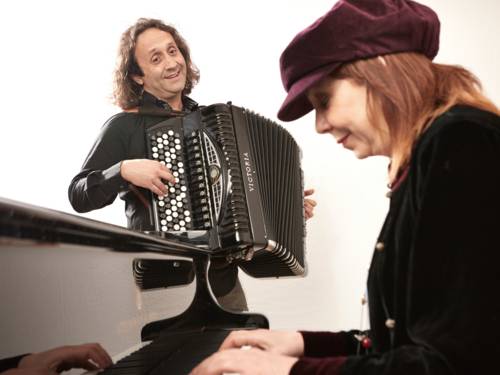 Rita Marcotulli spielt Klavier und Luciano Biondini spielt Akkordeon