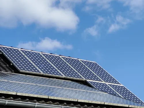Dachfläche mit Solarmodulen