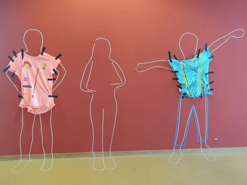 Das Foto ist im Rahmen eines Ferienprojektes zum Thema „TAPE Art – Kunst mit Klebeband“ entstanden