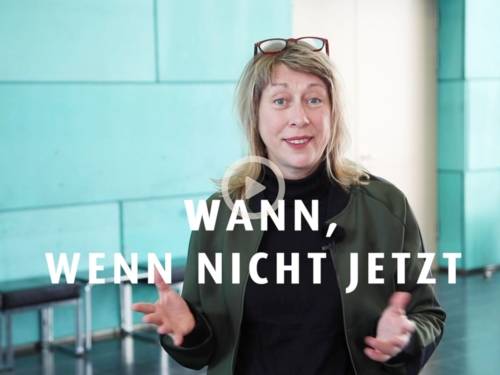 Eine etwa 50 Jahre alte Frau mit kürzeren, hellen Haaren spricht eindringlich in die Kamera.