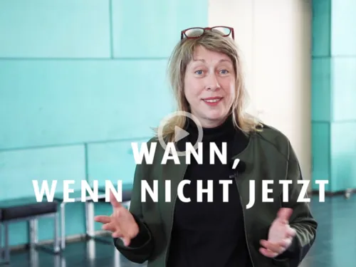 Eine etwa 50 Jahre alte Frau mit kürzeren, hellen Haaren spricht eindringlich in die Kamera.