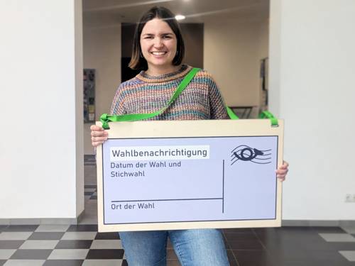 Eine Frau mit einem Schild.