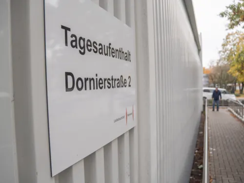 Ein Schild an einer Containerwand.