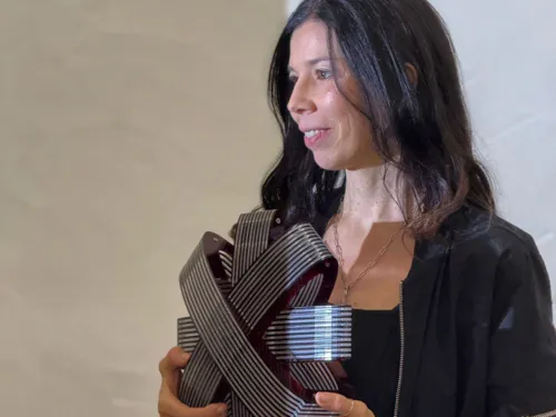 Franziska Stünkel hält den Stadtkulturpreis in Händen