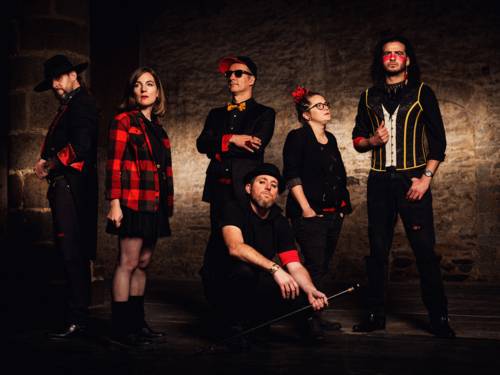 Die zwei Musikerinnen und vier Musiker der Band.