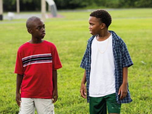 Zwei Jungen auf einer Wiese