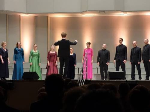 Kleiner singender Chor mit Dirigent