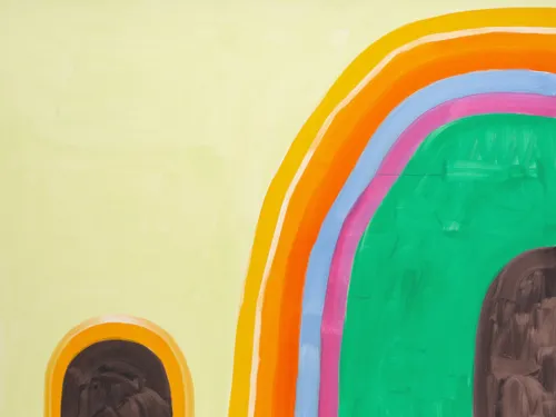 Ein abstraktes, farbenfrohes Gemälde mit zwei regenbogenartigen Bögen vor einem hellgelben Hintergrund