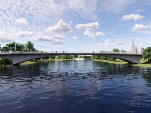 Blauer Himmel und kleine weiße Wolken, unten ein breiter Fluss. Darüber führt eine dunkelgraue Brücke in einem flachen Bogen.